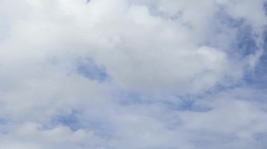 Mavi gökyüzündeki beyaz bulutların hızlandırılmış görüntüleri gri fırtınalı bulutlara kayıyor.