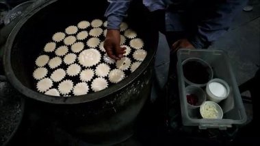 Baker 'ın Tayland' daki ünlü Portekizli Etkilenmiş Khanom Farang Kudeejeen 'in Orta pişmiş Vurucusuna Kuru Üzüm Ekleme görüntüsü