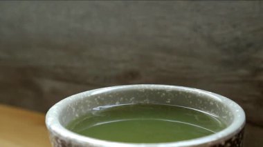 Bir fincan sıcak Japon Matcha Yeşil Çayı Yükselen Buharlı
