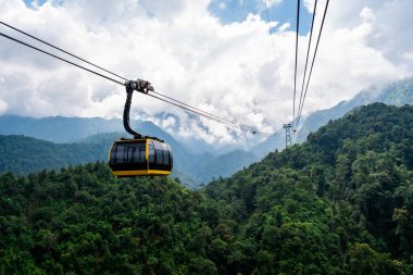 Fan Si Pan dağına giden dünyanın en uzun elektrikli teleferiği. Hindiçin 'in en yüksek dağı. Dağların üstünden sis yükseliyor.
