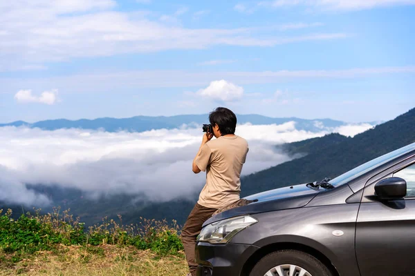 Junger Mann Reiste Mit Auto Und Fotografierte Bei Schönem Nebelmeer — Stockfoto