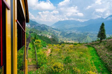 Viyetnam, Sapa 'daki Fansipan Dağı' na giderken trende dağ manzaralı güzel bir manzara.