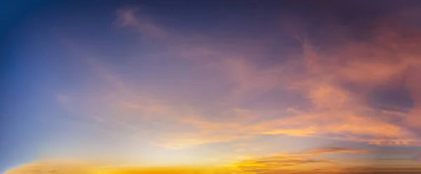 Hermoso Cielo Dramático Colorido Atardecer Sobre Las Montañas Banner Panorama — Foto de Stock