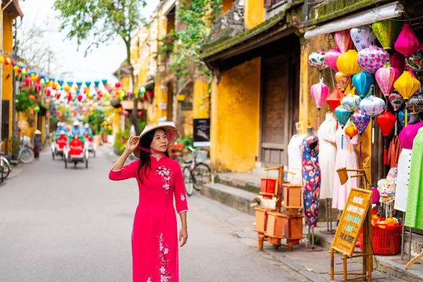 Young Female Tourist Vietnamese Traditional Dress Walking Hoi Ancient Town — Fotografia de Stock