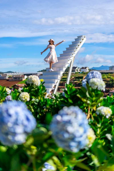 Jeune Femme Voyageuse Profiter Avec Floraison Hortensias Jardin Dalat Vietnam — Photo
