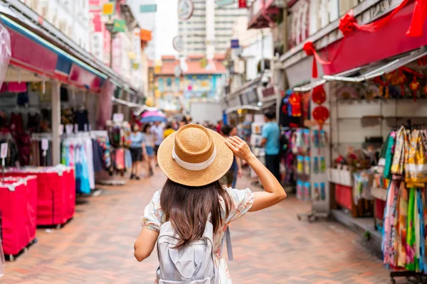 Jovem Turista Caminhando Mercado Rua Chinatown Cingapura — Fotografia de Stock