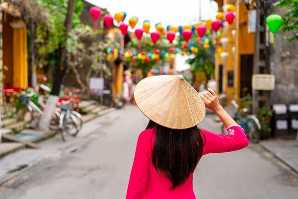Jeune Touriste Costume Traditionnel Vietnamien Marchant Hoi Ancienne Ville Vietnam — Photo