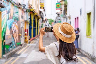 Sırt çantalı genç bir turist Singapur 'daki Hacı Yolu' nda yürüyor.