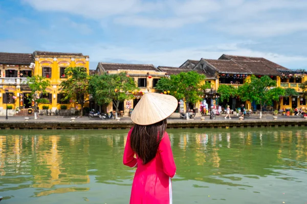 Jovem Turista Vestido Tradicional Vietnamita Andando Hoi Uma Cidade Antiga — Fotografia de Stock