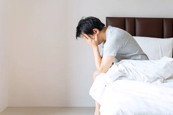 Yalnız Genç Adam Yatak Odasında Otururken Depresyonda Stresli Negatif Duygu — Stok fotoğraf