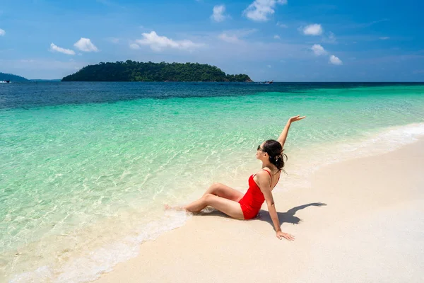Junge Reisende Entspannen Und Genießen Schönen Tropischen Weißen Sandstrand Mit — Stockfoto