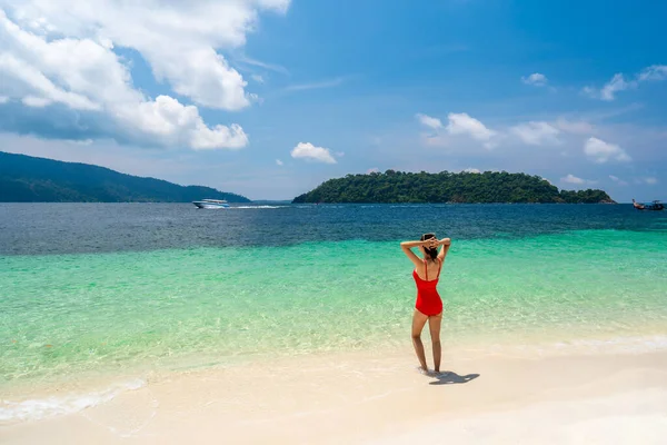 Junge Reisende Entspannen Und Genießen Schönen Tropischen Weißen Sandstrand Mit — Stockfoto