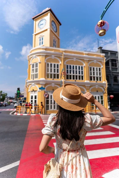 Jonge Vrouw Reiziger Wandelen Phuket Oude Stad Thailand — Stockfoto