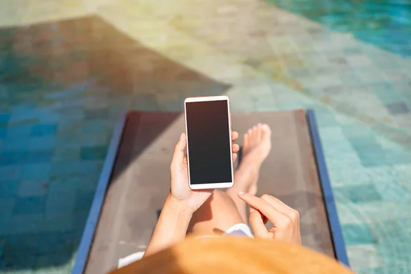 Молода Жінка Подорожує Розслабляється Використовує Мобільний Телефон Біля Курортного Басейну — стокове фото