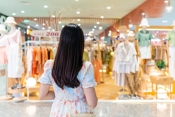 Jonge Aziatische Vrouw Kiezen Kleding Kledingwinkel Het Winkelcentrum Vrouw Winkelen — Stockfoto