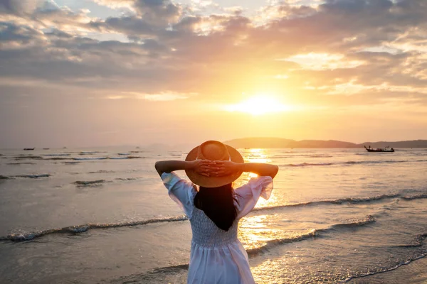 Νεαρή Γυναίκα Ταξιδιώτη Χαλαρώνοντας Και Απολαμβάνοντας Όμορφο Ηλιοβασίλεμα Στην Ήσυχη — Φωτογραφία Αρχείου