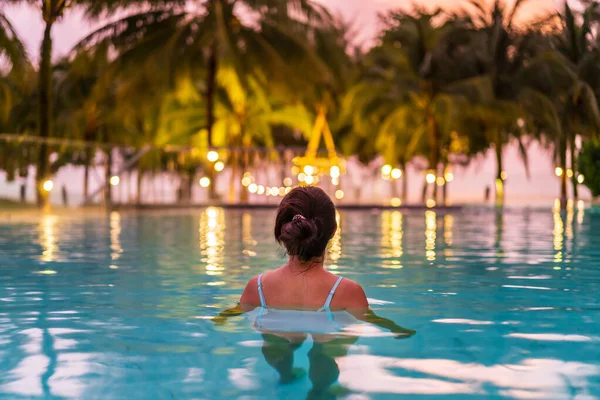 Young Woman Traveler Relaxing Enjoying Sunset Tropical Resort Beachfront Pool — Stock Photo, Image