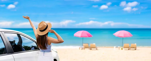 Mujer Joven Viajero Mirando Hermosa Playa Vistas Mar Con Coche Imagen De Stock
