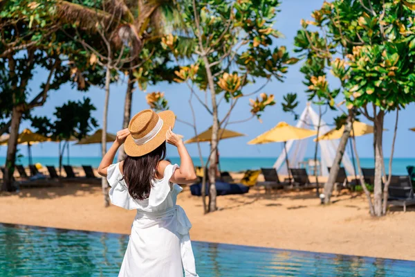 Young Woman Traveler Relaxing Enjoying Beach View Tropical Resort Pool — Stock Photo, Image