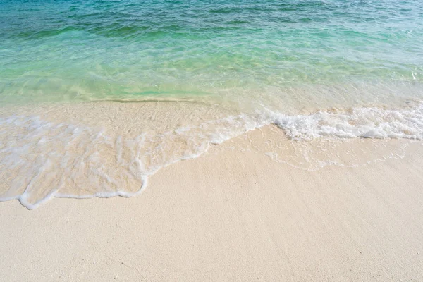 Piękna Tropikalna Piaszczysta Plaża Falą Piankową Przejrzystym Morzem Letnie Wakacje — Zdjęcie stockowe