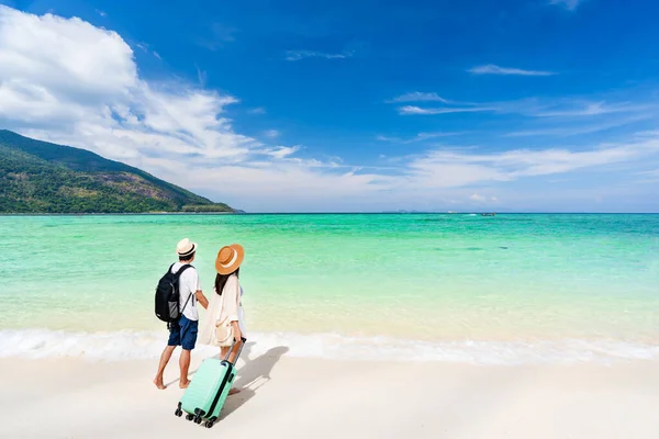 Junges Paar Reisende Mit Gepäck Entspannen Und Genießen Schönen Tropischen — Stockfoto
