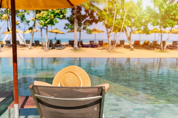 Young Woman Traveler Relaxing Enjoying Beach View Tropical Resort Pool — Stock Photo, Image