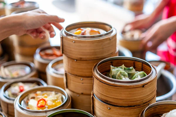 Junge Reisende Nahm Chinesischem Restaurant Hongkong Einen Dim Sum Stockbild