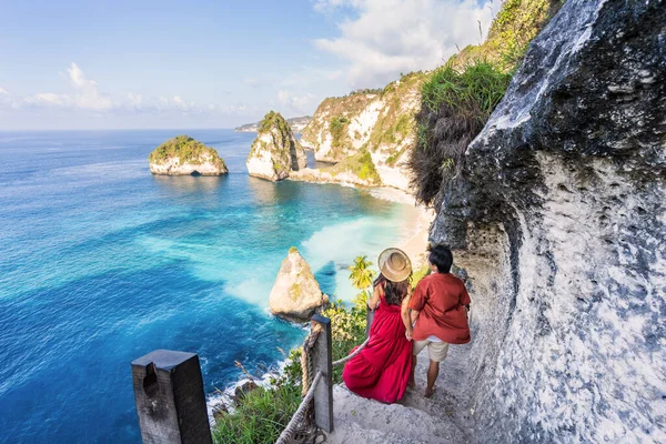 Pasangan Muda Pelancong Bersantai Dan Menikmati Pemandangan Indah Pantai Berlian Stok Gambar