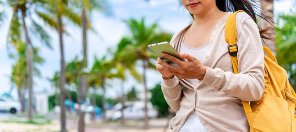 Ung Kvinna Resenär Koppla Och Använda Mobiltelefon Vid Tropisk Strand Stockbild