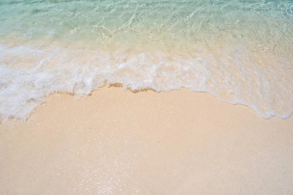 Mooi Tropisch Wit Zandstrand Met Golfschuim Transparante Zee Zomervakantie Reisachtergrond — Stockfoto