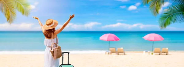 Junge Touristin Genießt Den Tropischen Schönen Weißen Sandstrand Mit Liegestuhl Stockbild