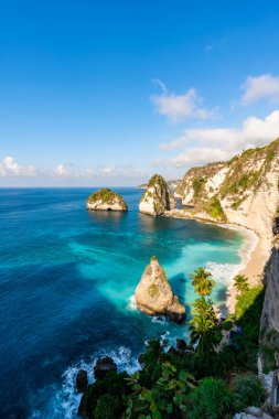 Nusa Penida Adası, Bali 'deki elmas plajında güzel tropikal beyaz kumsal.