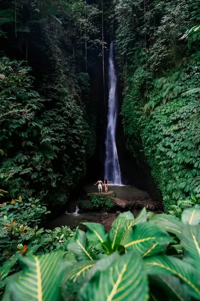 Молода Пара Туризму Насолоджується Водоспадом Леке Леке Балі Індонезії Стокове Фото