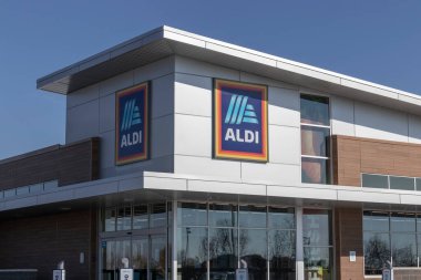Brownsburg - Kasım 2022: Aldi İndirimli Süpermarket. Aldi, üretim, et ve süt ürünlerini indirimli fiyatlara satıyor..