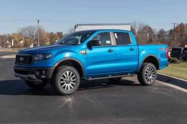 Brownsburg - Kasım 2022: Ford Ranger kamyonet sergisi bir galeride. Ford Ranger 'a XL, XLT ve Lariat modelleri sunar.