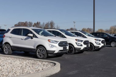 Brownsburg - Kasım 2022: Ford Ecosport bir galeride sergileniyor. Ford, Ecosport 'u S, SE, Titanium ve SES sürümlerinde sunar..