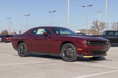Brownsburg - Kasım 2022: Dodge Challenger sergisi. Stellantis Challenger 'ı SXT, GT, R / T ve SRT Hellcat modellerinde sunar..