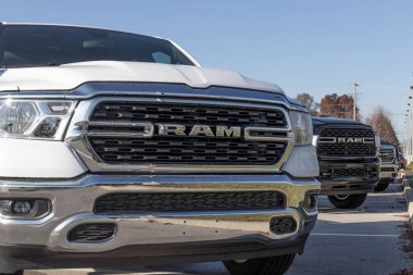 Brownsburg - Kasım 2022: Ram 1500 sergisi Stellantis bayiliğinde. Ram, Rebel, Laramie, Big Horn ve Tradesman modellerinde 1500 teklif ediyor..