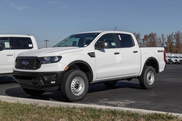 Brownsburg - Kasım 2022: Ford Ranger kamyonet sergisi bir galeride. Ford Ranger 'a XL, XLT ve Lariat modelleri sunar.