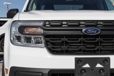 FT Wayne - Kasım 2022: Ford Maverick marka kamyonet bir bayilikte sergileniyor. Ford Maverick 'i XL, XLT ve Lariat modellerinde sunar.