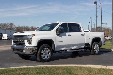 Ft Wayne - Kasım 2022: Chevrolet Silverado 2500HD sergisi. Chevy Silverado 2500HD benzinli veya dizel motorlu..