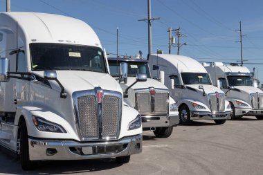 Ft Wayne - Kasım 2022: Kenworth yarı traktör kamyonları bir galeride sergileniyor. Kenworth 'un sahibi PACCAR.