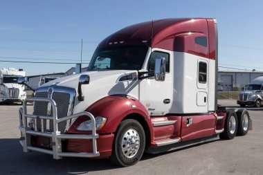 Ft Wayne - Kasım 2022: Kenworth yarı traktör kamyonları bir galeride sergileniyor. Kenworth 'un sahibi PACCAR.