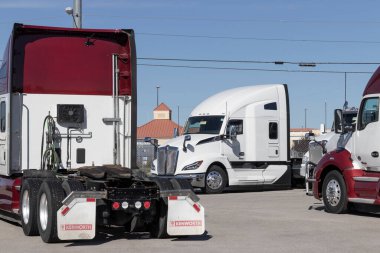 Ft Wayne - Kasım 2022: Kenworth yarı traktör kamyonları bir galeride sergileniyor. Kenworth 'un sahibi PACCAR.