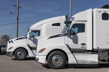 Ft Wayne - Kasım 2022: Kenworth yarı traktör kamyonları bir galeride sergileniyor. Kenworth 'un sahibi PACCAR.