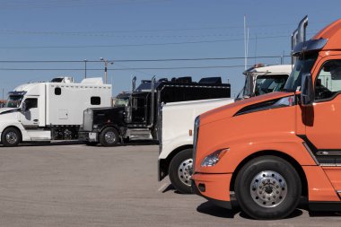 Ft Wayne - Kasım 2022: Kenworth yarı traktör kamyonları bir galeride sergileniyor. Kenworth 'un sahibi PACCAR.