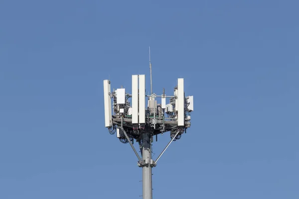 Башня Телекоммуникаций Беспроводного Сотового Оборудования Направленной Антенной Мобильного Телефона — стоковое фото