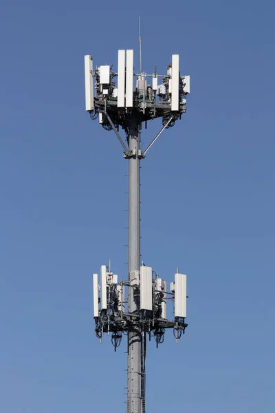 具有定向移动电话天线的电信和无线蜂窝设备塔 — 图库照片