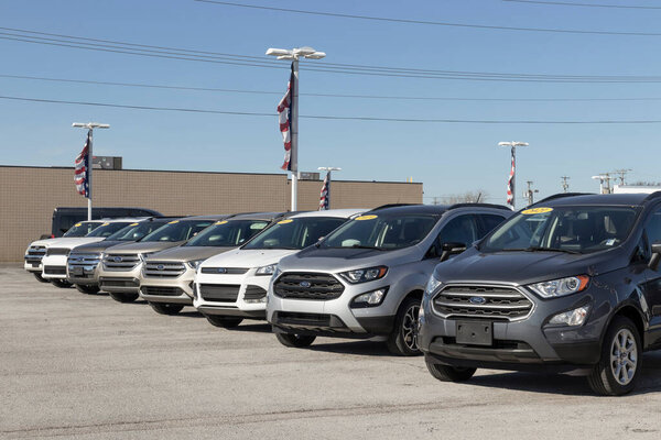 Ft. Wayne - Circa November 2022: Ford dealership used car display. Имея проблемы с поставками, Ford покупает и продает многие автомобили, принадлежащие ранее, чтобы удовлетворить спрос..
