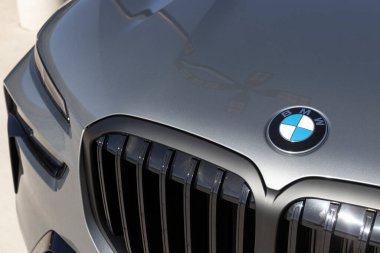 Lafayette - Kasım 2022: BMW X7 bir galeride sergileniyor. BMW X7 'yi xDrive40i veya M60i modellerinde sunar.